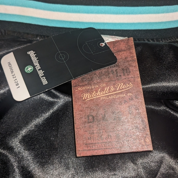 COPY - Authentic Reversible Vancouver Grizzlies Mitchell and Ness NBA Basketbal… - Picture 9 of 12